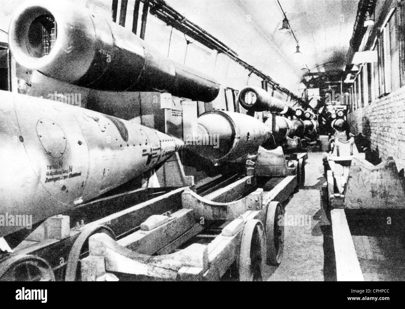 Production de la V1 rocket à Mittelbau-Dora dans un tunnel dans la montagne Kohnstein, Thuringe, 1944 (photo n/b) Banque D'Images