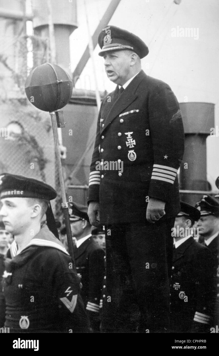 Kapitaen zur See Brinkmann abordant l'équipage d'un croiseur de la marine allemande, 1942 (photo n/b) Banque D'Images