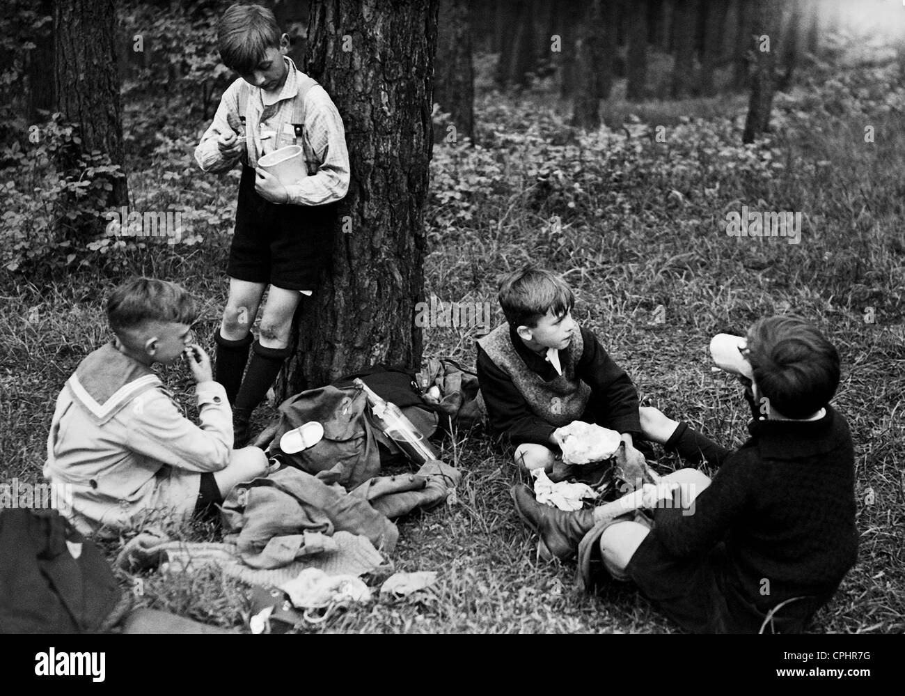 Pique-nique dans la forêt, 1935 Banque D'Images