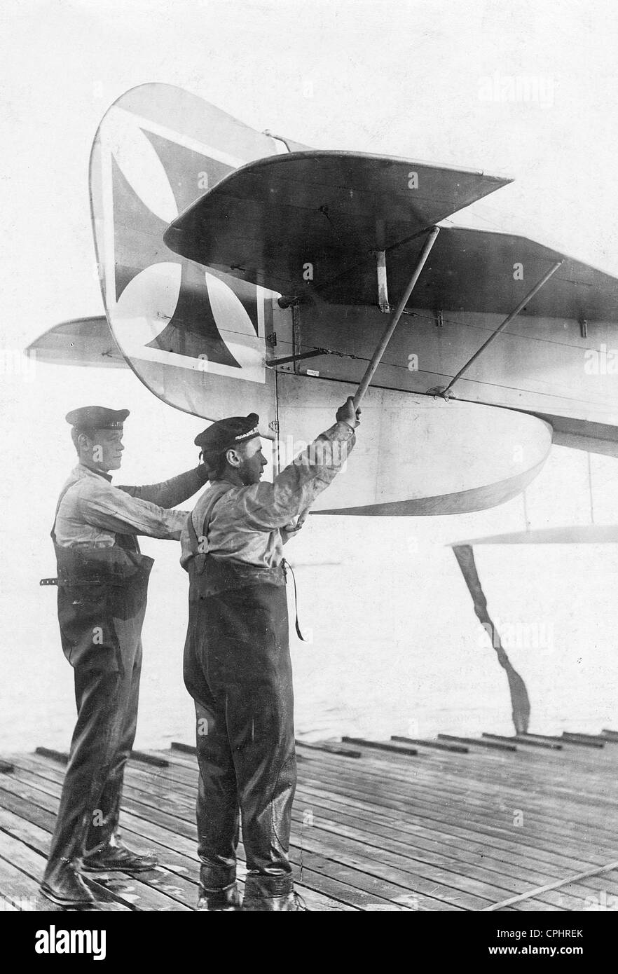 Les marins allemands travaillant dans un des avions de la marine allemande, 1916 Banque D'Images