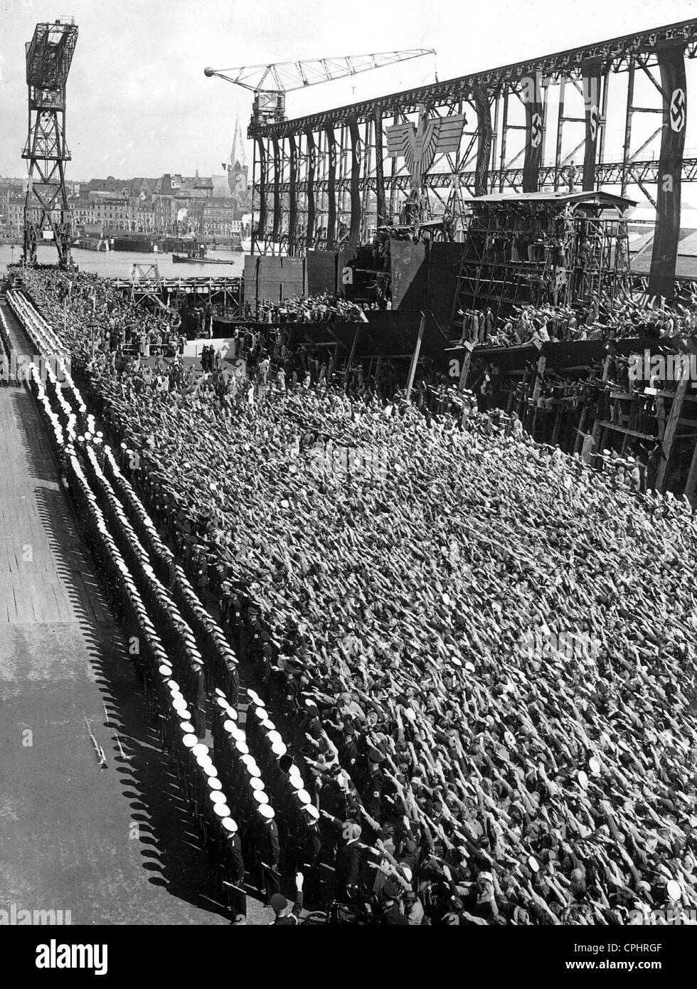 Foules donnant salut nazi lors du lancement du croiseur lourd allemand "Prinz Eugen", 1938 (photo n/b) Banque D'Images