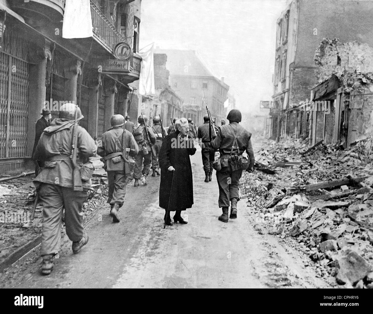 L'infanterie américaine à Bensheim, 1945 Banque D'Images