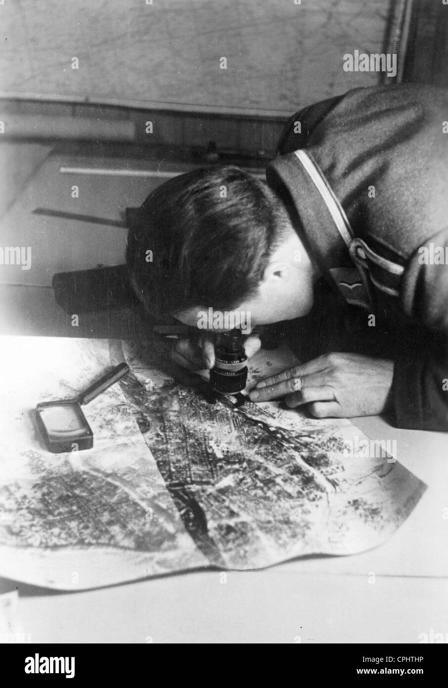 Soldat allemand analyse les images de reconnaissance, 1941 Banque D'Images