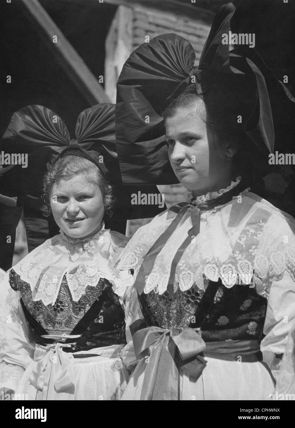 Les femmes en costume traditionnel, 1936 Banque D'Images