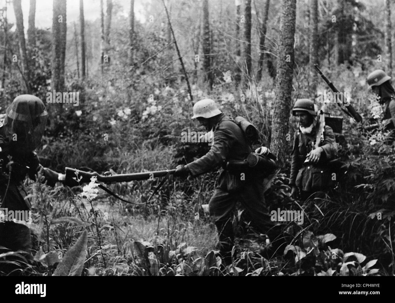 Soldats allemands en zone humide de la Russie, 1941 Banque D'Images