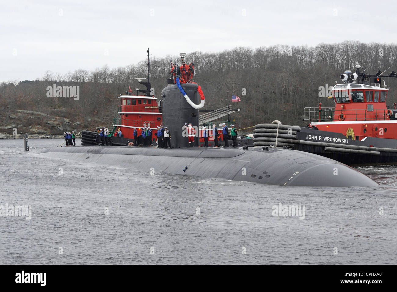 La classe Los Angeles sous-marin d'attaque rapide à propulsion nucléaire USS Miami (SSN 755) revient à la maison à base de sous-marin New London à la suite d'un déploiement de cinq mois effectuant des opérations dans le sixième flotte US le 15 décembre 2011 à Groton, CT. Banque D'Images