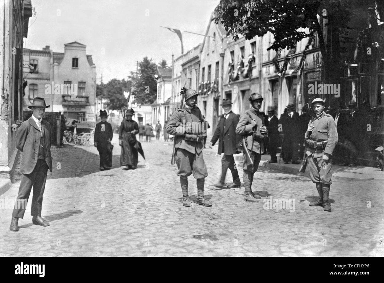 Des soldats italiens dans le Stuhm le jour du référendum, 1920 Banque D'Images
