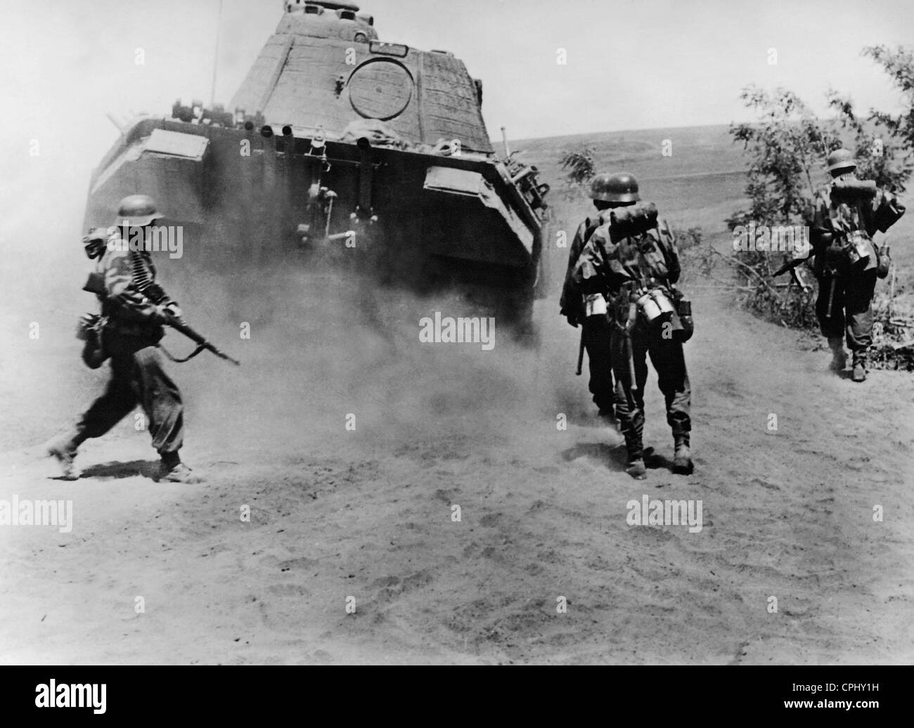 L'infanterie allemande avances en vertu de l'écran d'un réservoir, 1944 Banque D'Images