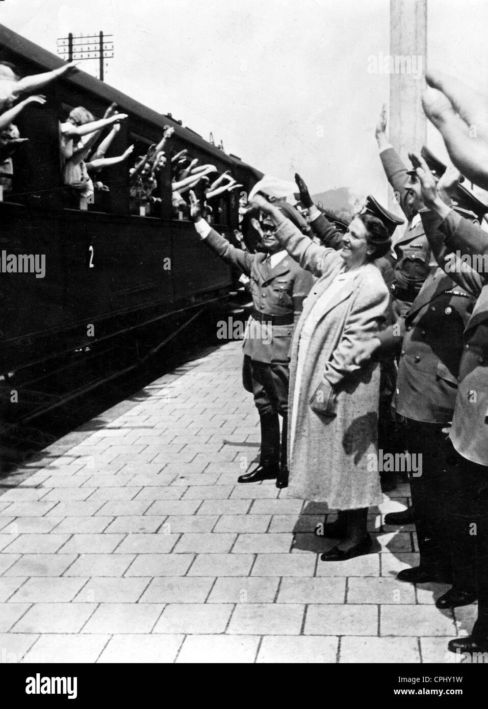 Winifred Wagner à la gare de Bayreuth, 1941 Banque D'Images