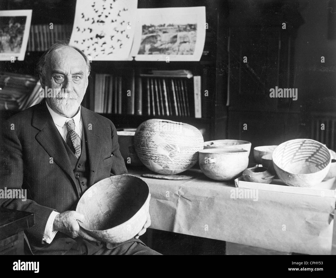 Jesse Walter Fewkes avec les découvertes archéologiques des indiens Pueblo, 1927 Banque D'Images