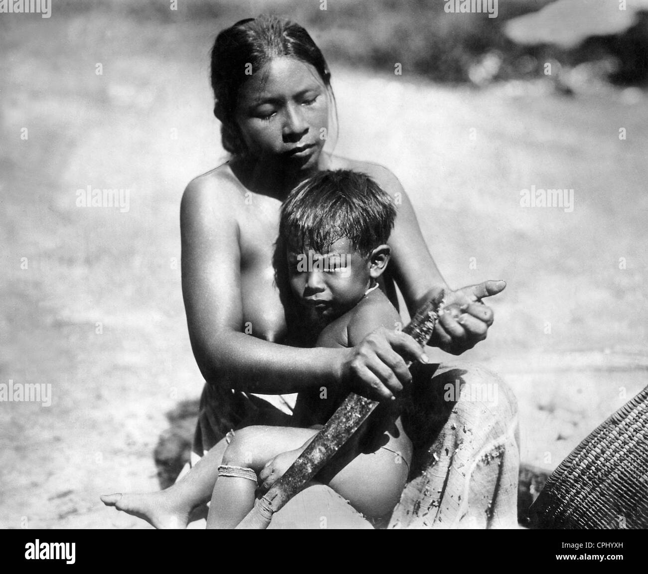 Amazon femme indienne avec son enfant, 1927 Banque D'Images