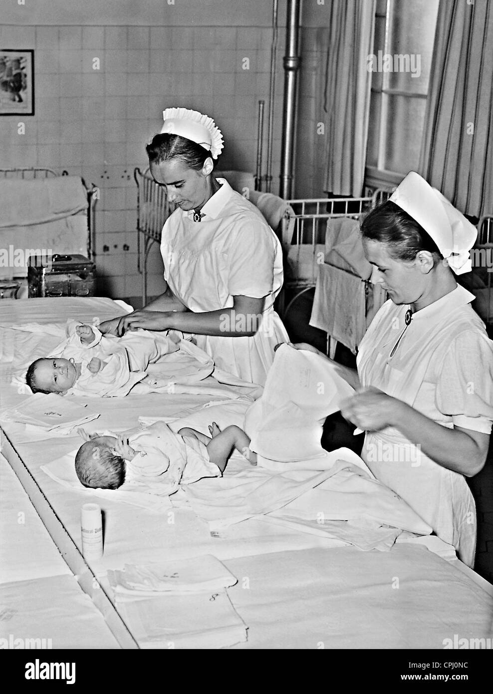 Les sages-femmes dans la nurserie, 1941 Banque D'Images