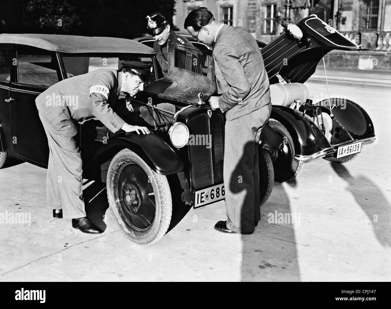 L'inspection technique d'une voiture à Berlin, 1934 Banque D'Images