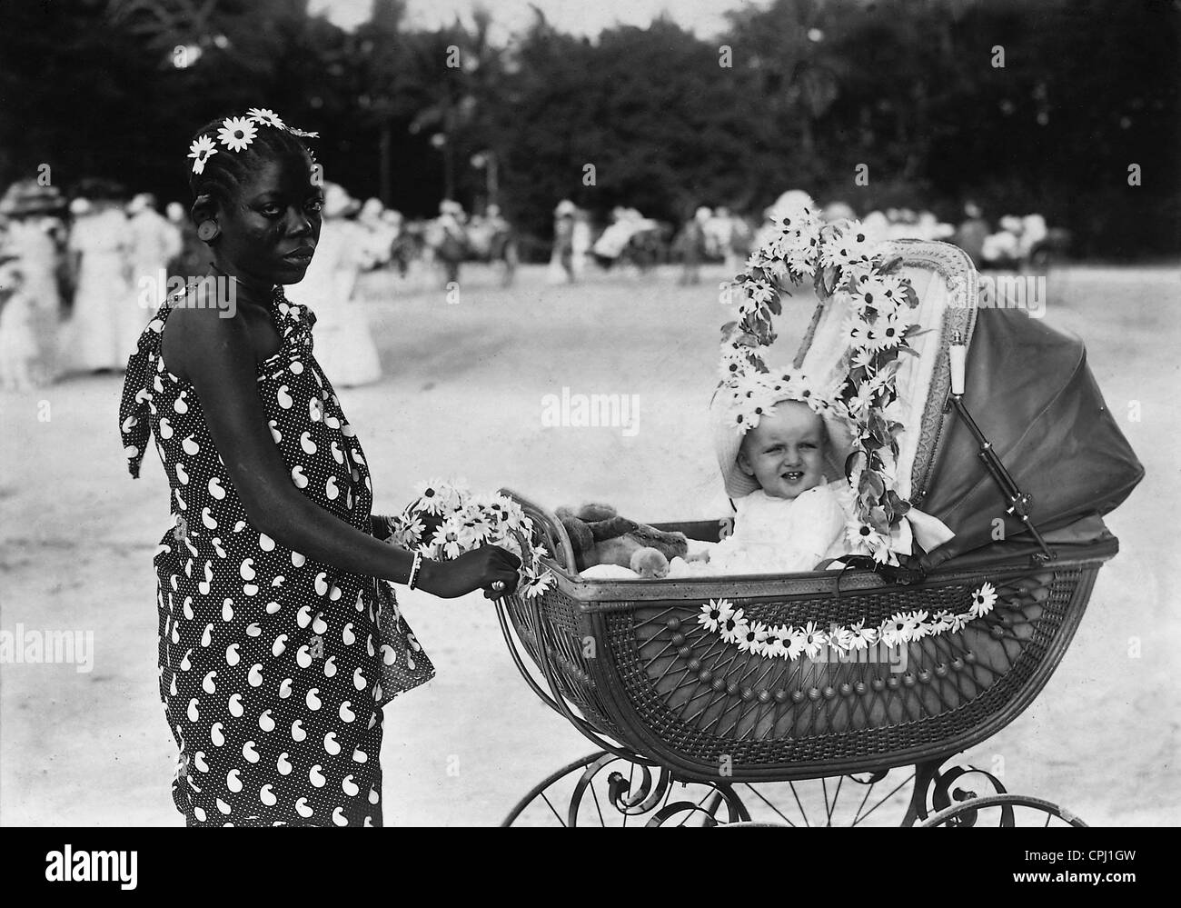 Nounou noire en Afrique orientale allemande, 1912 Banque D'Images