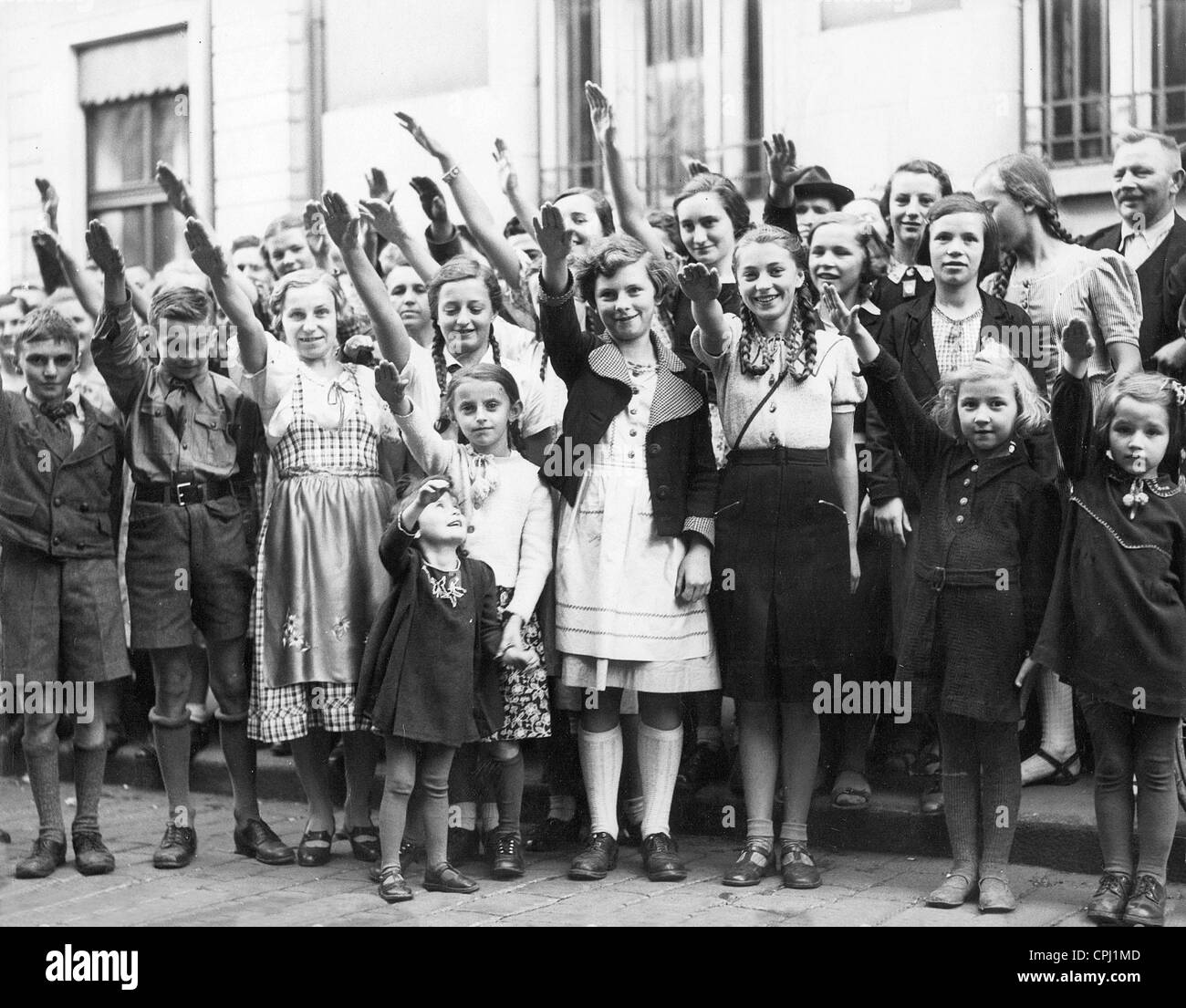 Les enfants durant le salut Hitlérien, 1938 Banque D'Images