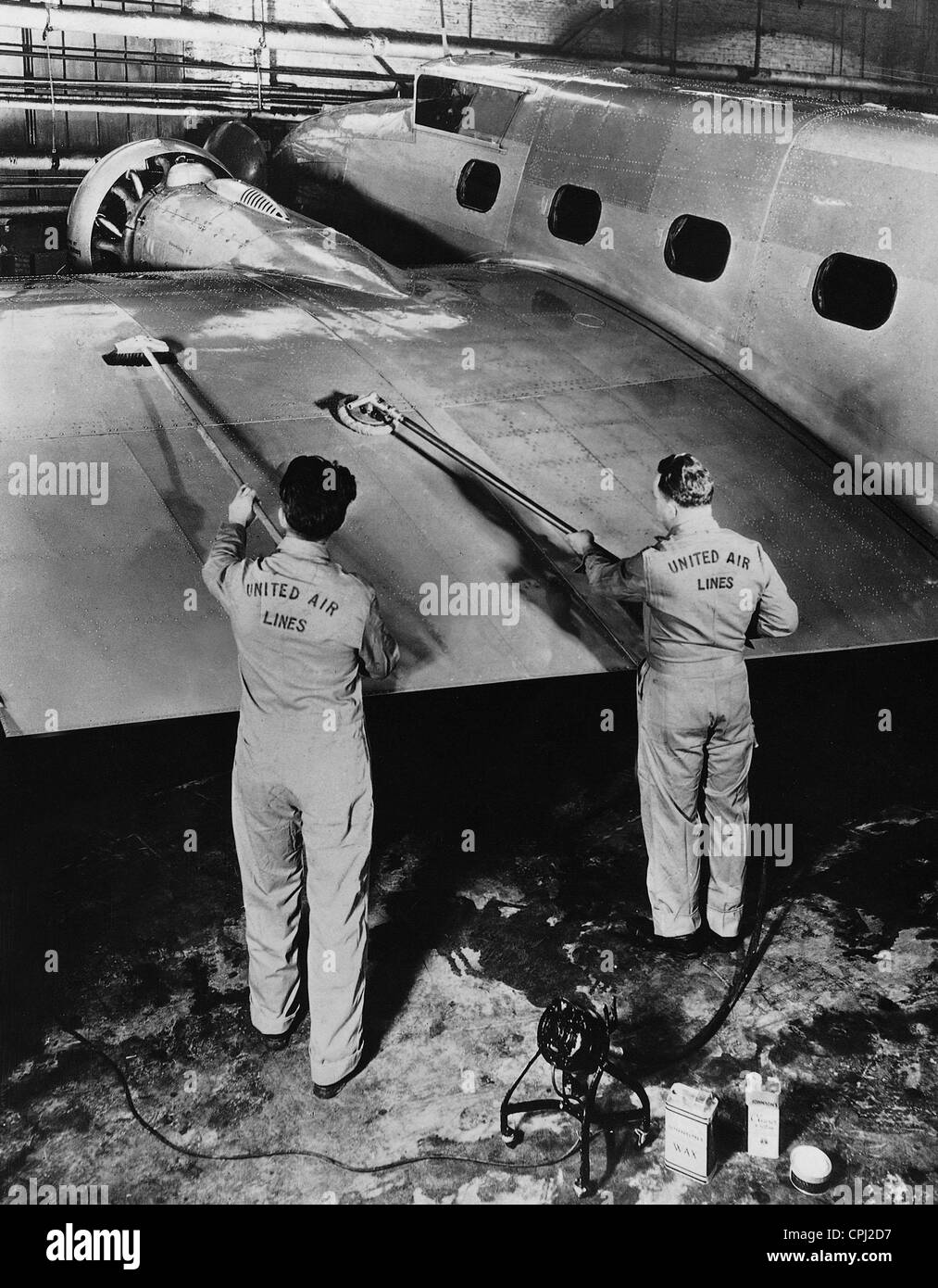 Les employés d'United Airlines wax un avion du passager, 1934 Banque D'Images