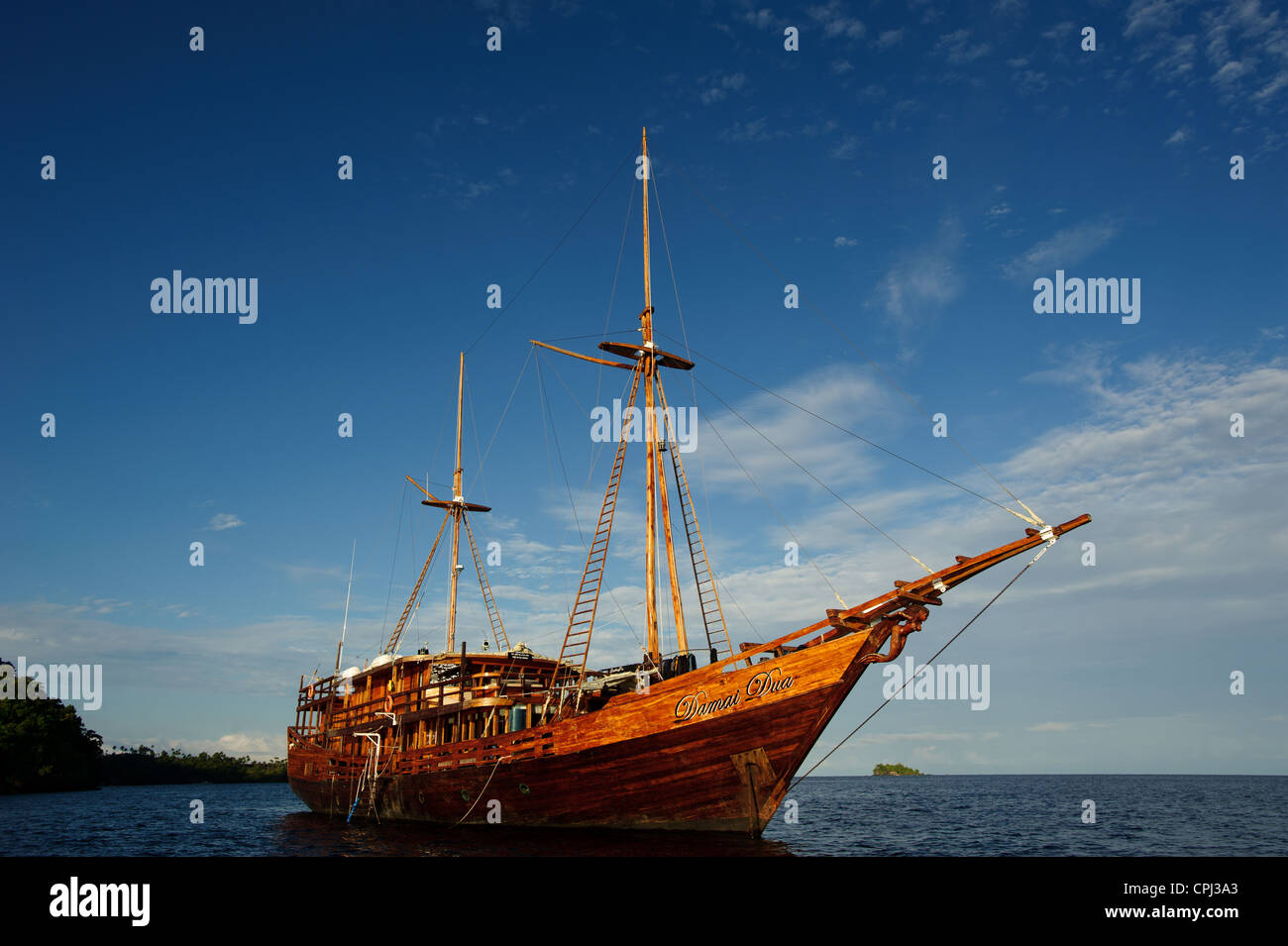 Une croisière Phinisi traditionnel Pinisi en Indonésie ou navire à proximité de l'île de Halmahera. Le Damai MSY 2 Journée Banque D'Images