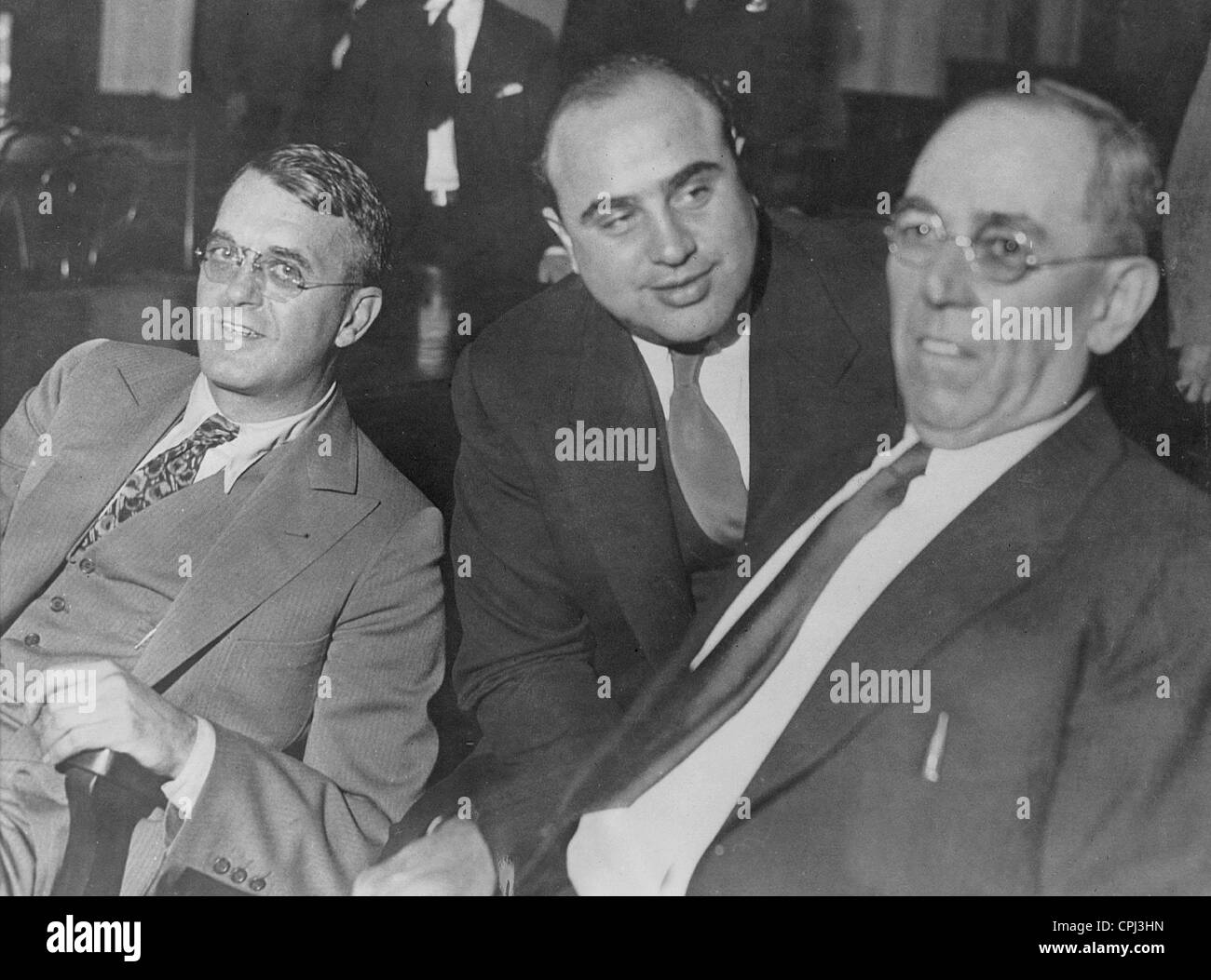 Al Capone entre deux avocats Banque D'Images