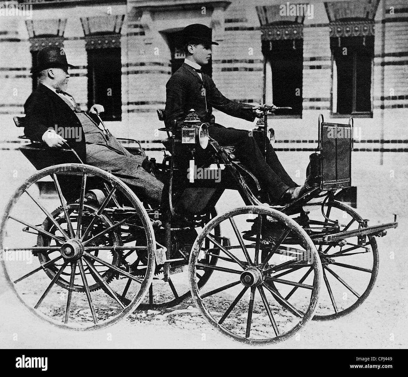 Gottlieb Daimler et son fils Adolf dans une Daimler motor carriage, 1886 Banque D'Images
