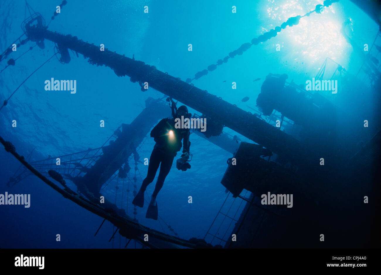 Plongeur avec une torche sur Giannis D'épave. Mer Rouge, Egypte. Banque D'Images