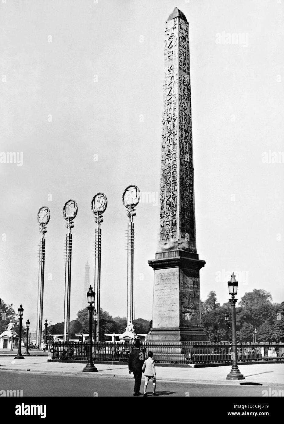 Obélisque sur la Place de la Concorde un jour avant l'ouverture de l'Exposition Universelle de Paris, 1937 Banque D'Images