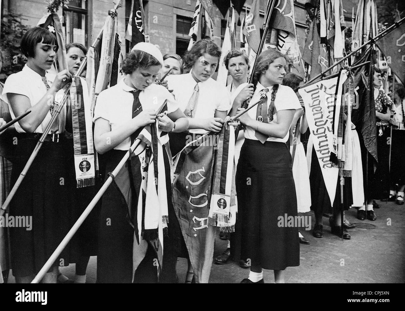 Les jeunes femmes au cours d'une parade, 1934 VDA Banque D'Images