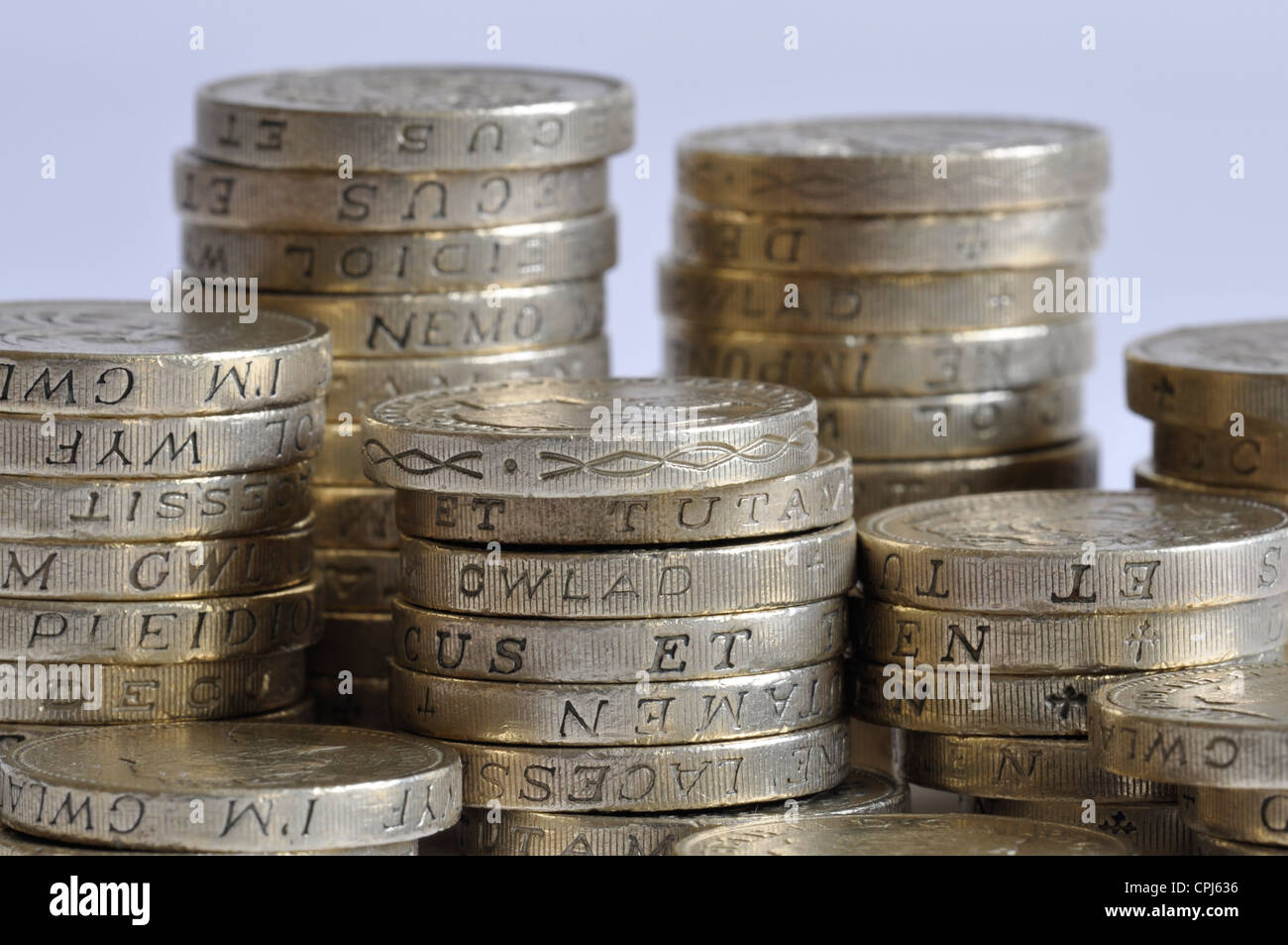 Royaume-uni une livre de monnaie, une pile de pièces livre. pile de l'argent. pile de pièces, €1 Banque D'Images