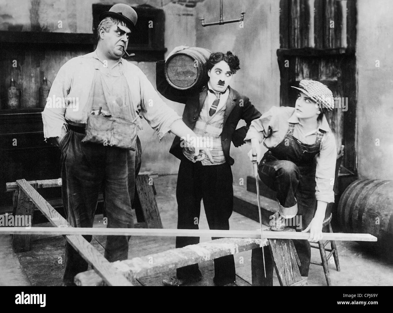 Eric Campbell , Charles Chaplin et Edna Purviance dans 'derrière l'écran', 1916 Banque D'Images