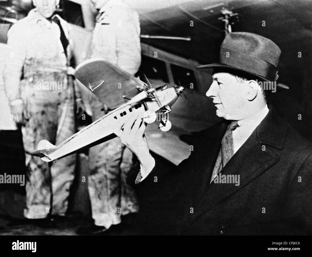 Anthony Fokker avec un modèle de la Croix du Sud, 1928 Banque D'Images