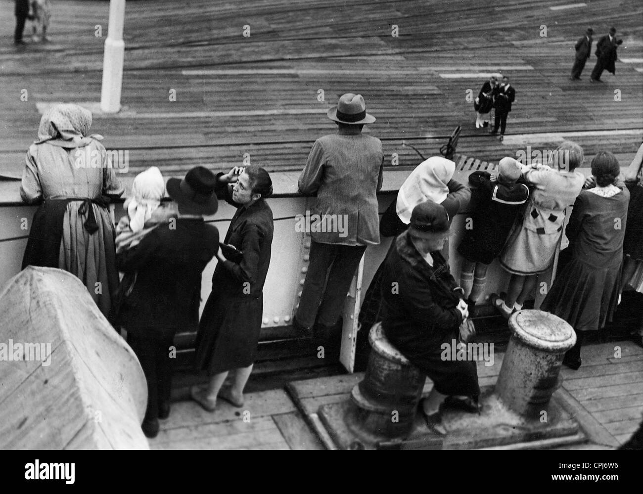 Un navire à passagers émigrants est prendre la mer, 1930 Banque D'Images