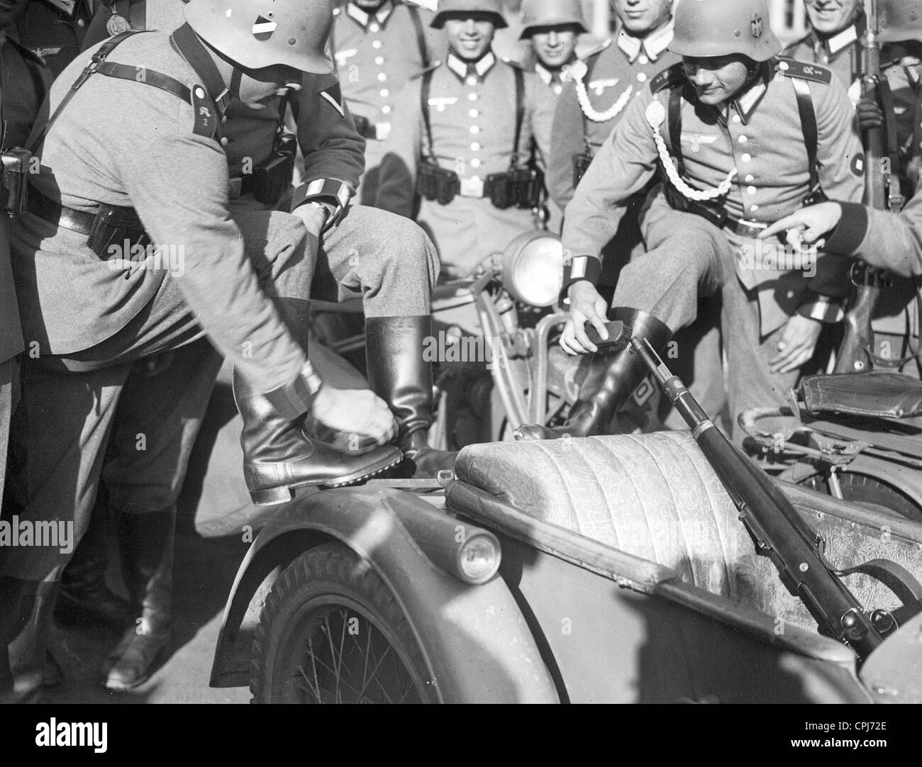 Polonais soldats leurs bottes, 1937 Banque D'Images