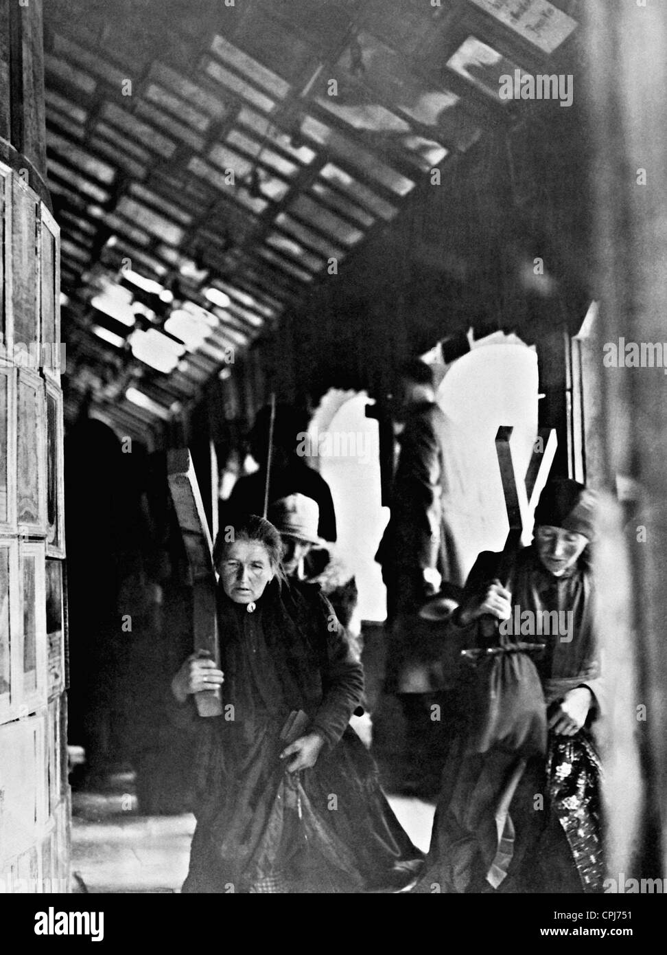 Les pèlerins à la chapelle de la grâce dans Altoetting, 1930 Banque D'Images
