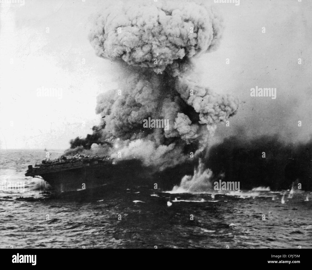 Porte-avions Lexington à la bataille de la mer de Corail, 1942 (photo n/b) Banque D'Images