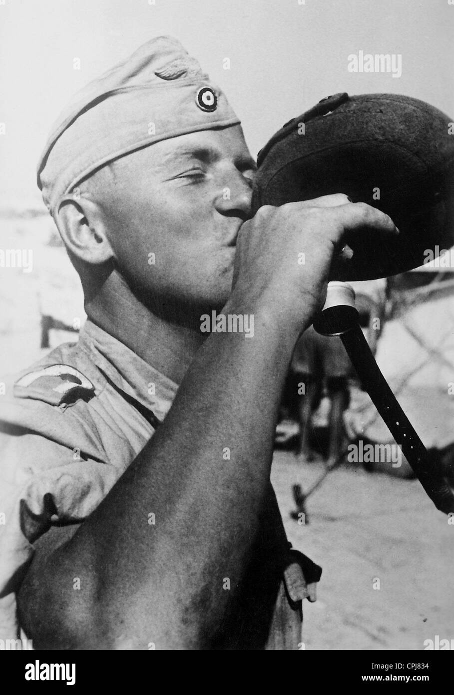 Un soldat allemand à partir d'une bouteille d'eau potable, 1942 Banque D'Images