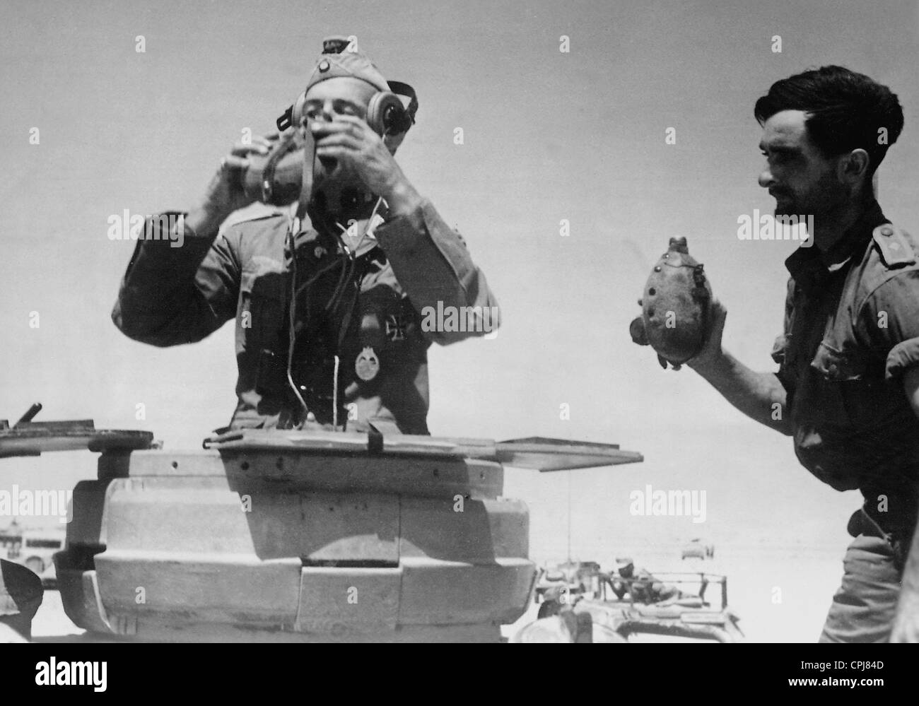 Les soldats allemands boire de leurs bouteilles d'eau, 1941 Banque D'Images