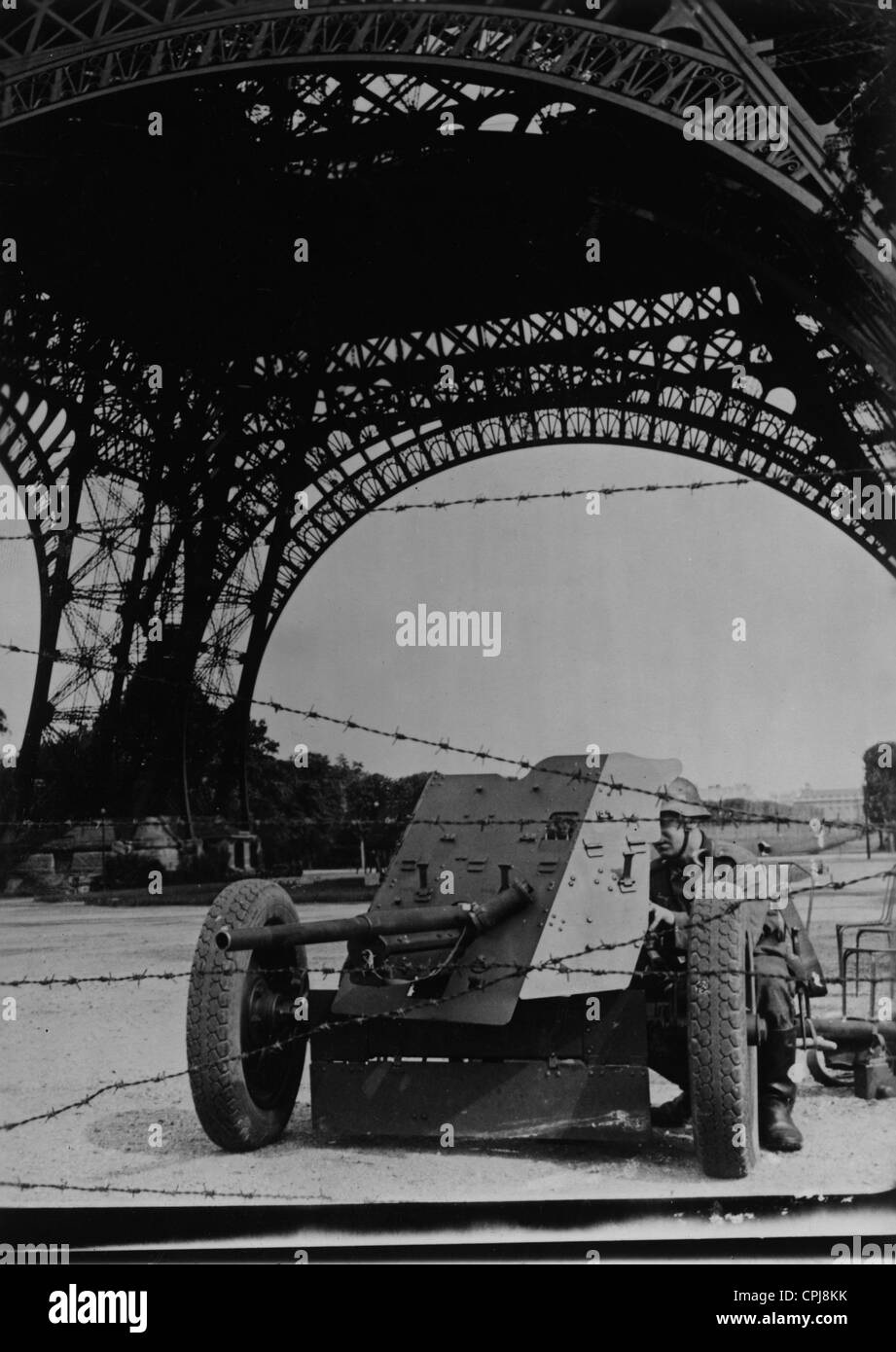 Canon antichar allemand en face de la Tour Eiffel, 1940 Banque D'Images