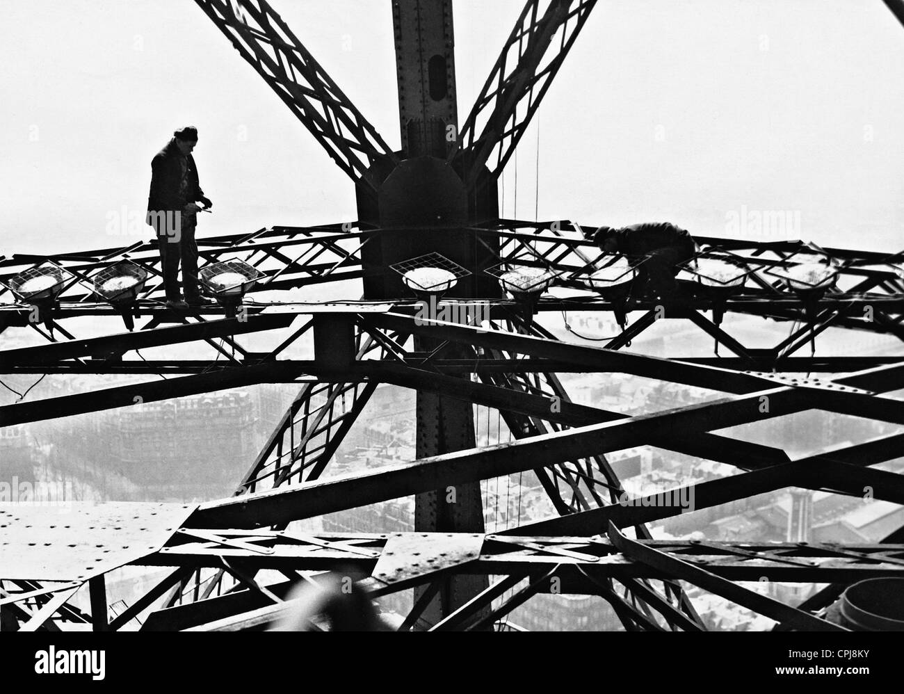 Les travailleurs sur la Tour Eiffel , 1937 Banque D'Images