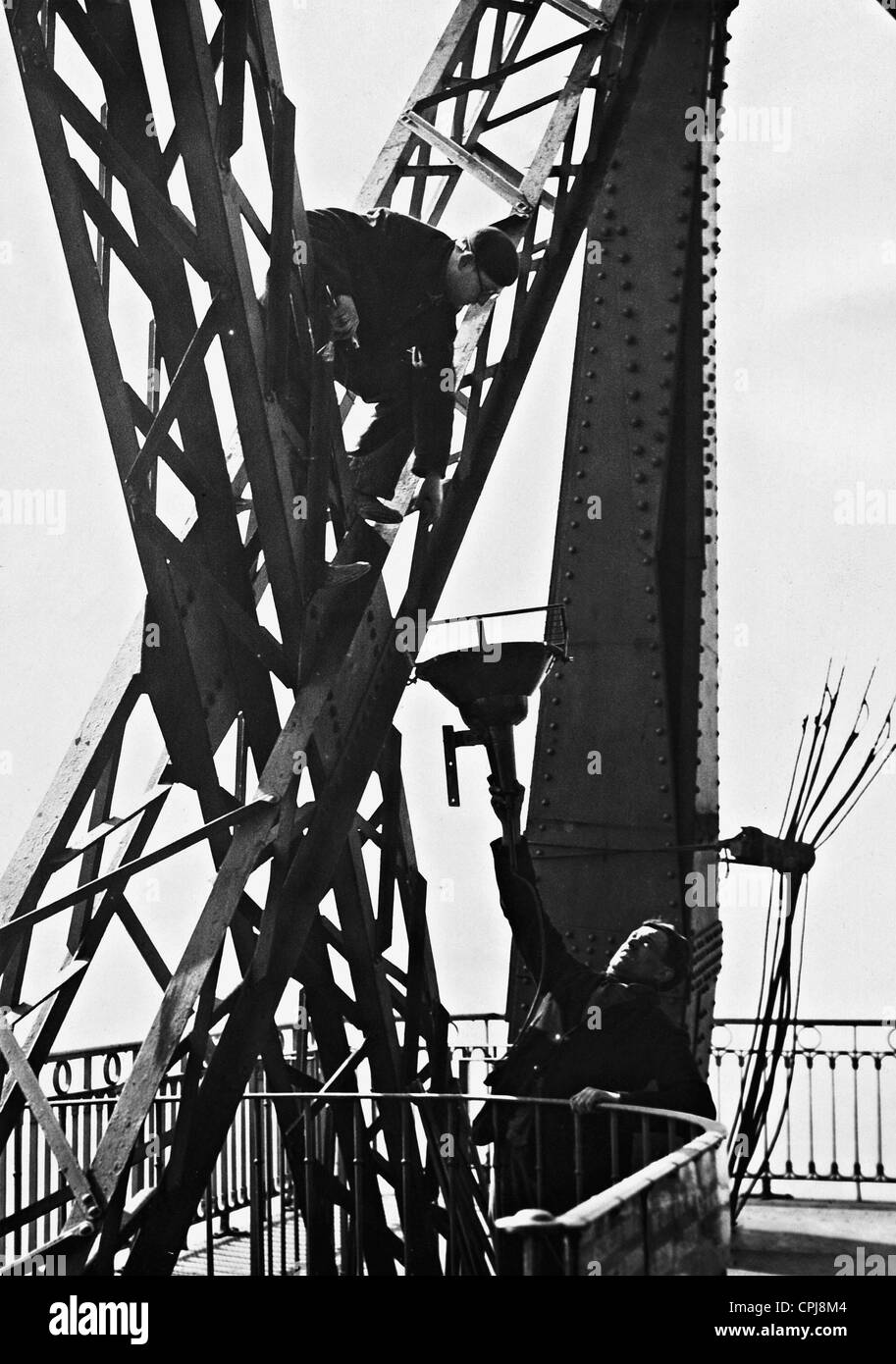 Les travailleurs sont de mettre des projecteurs à l'occasion de l'Exposition mondiale sur la Tour Eiffel, 1937 Banque D'Images