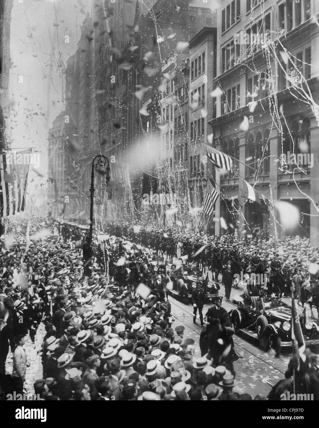 De serpentins d'honorer les membres de l'équipage du LZ 127 à New York, 1929 Banque D'Images