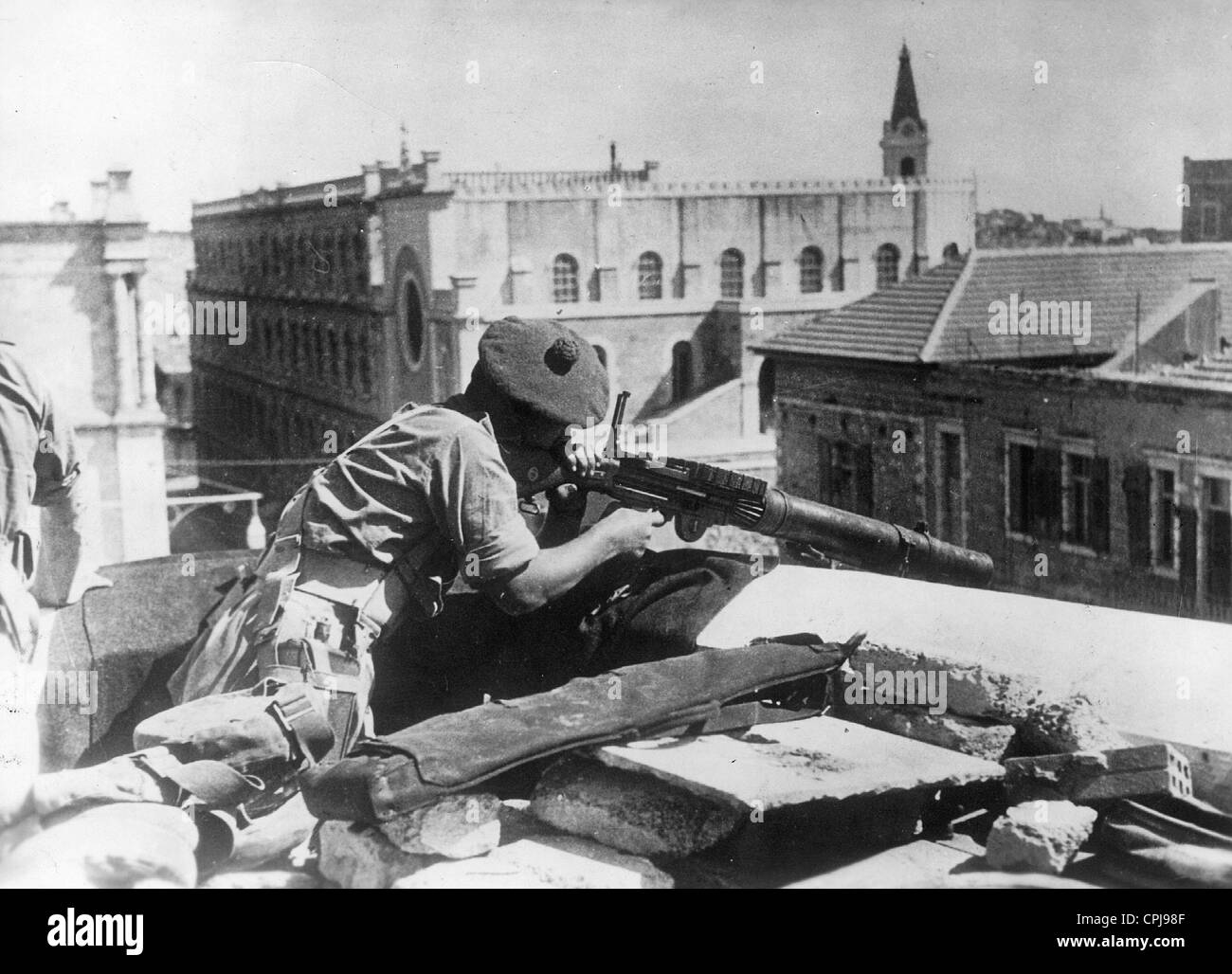 Soldat britannique tire sur les Arabes d'insurgés à Jérusalem, 1938 Banque D'Images