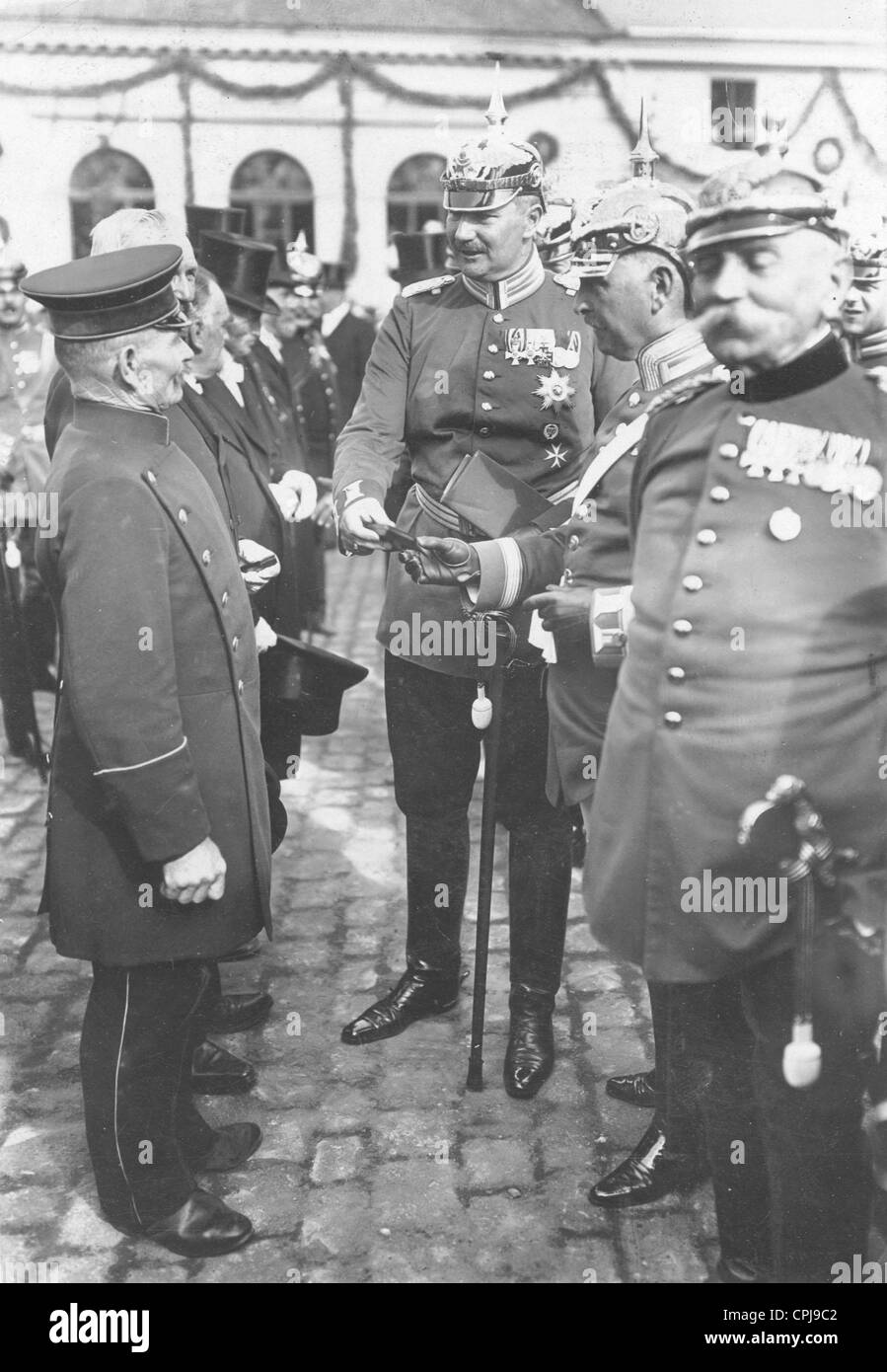 Prince Eitel Friedrich avec anciens combattants, 1913 Banque D'Images