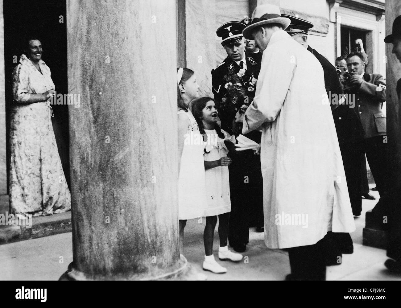Adolf Hitler en face de la salle du festival de Bayreuth, 1938 Banque D'Images
