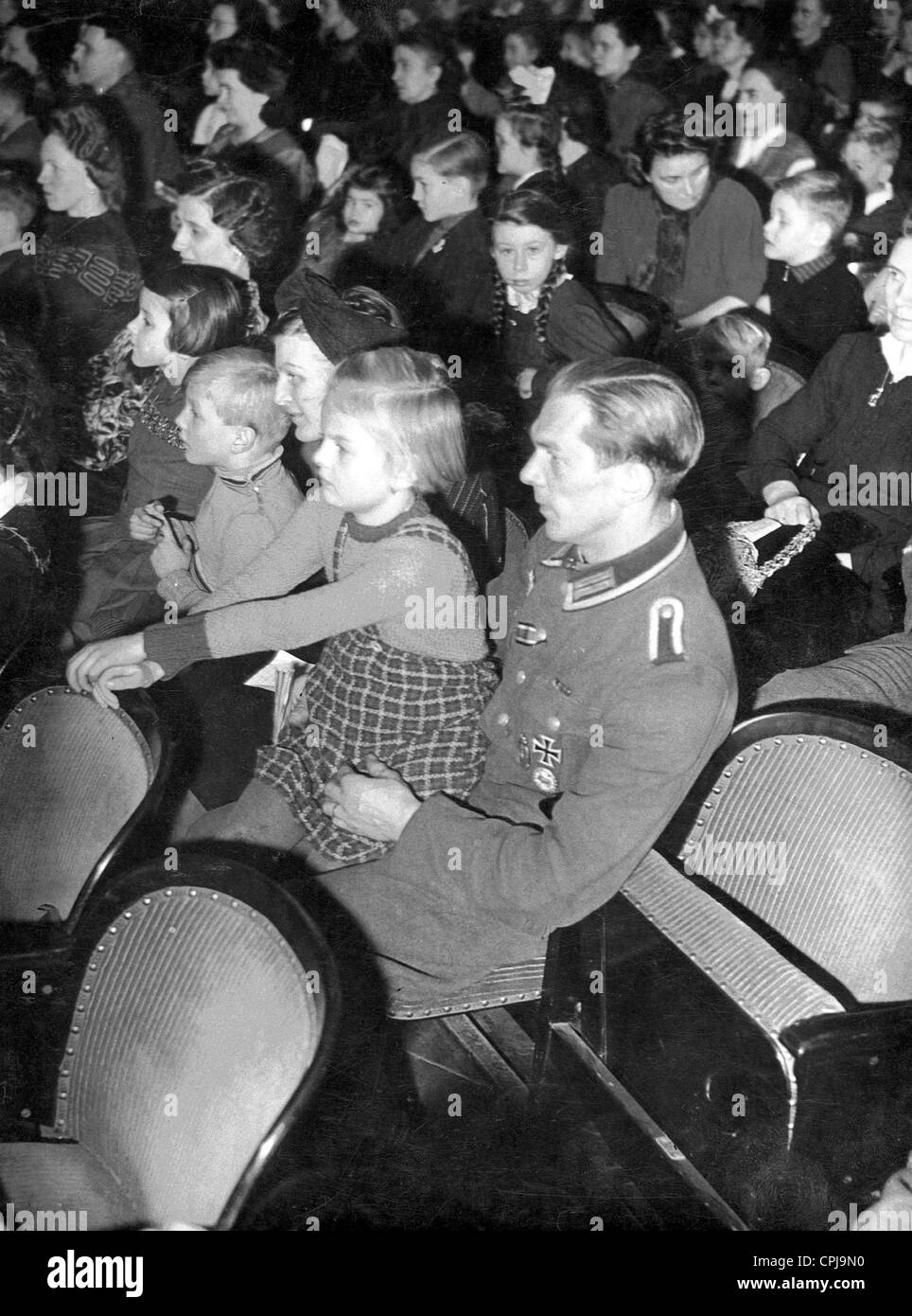 Soldat en congé avec sa famille à une célébration de Noël Banque D'Images