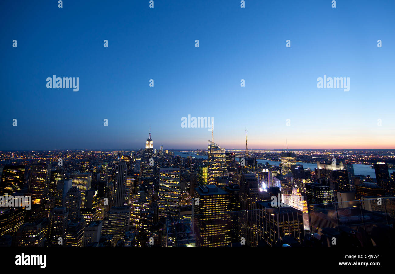 Vue de l'Empire State building vers le bas Manhattan depuis le haut du Rockefeller Center, au crépuscule, la ville de New York. Banque D'Images