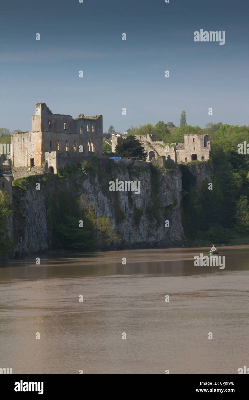Le Château de Chepstow vu de l'autre côté de la rivière Banque D'Images