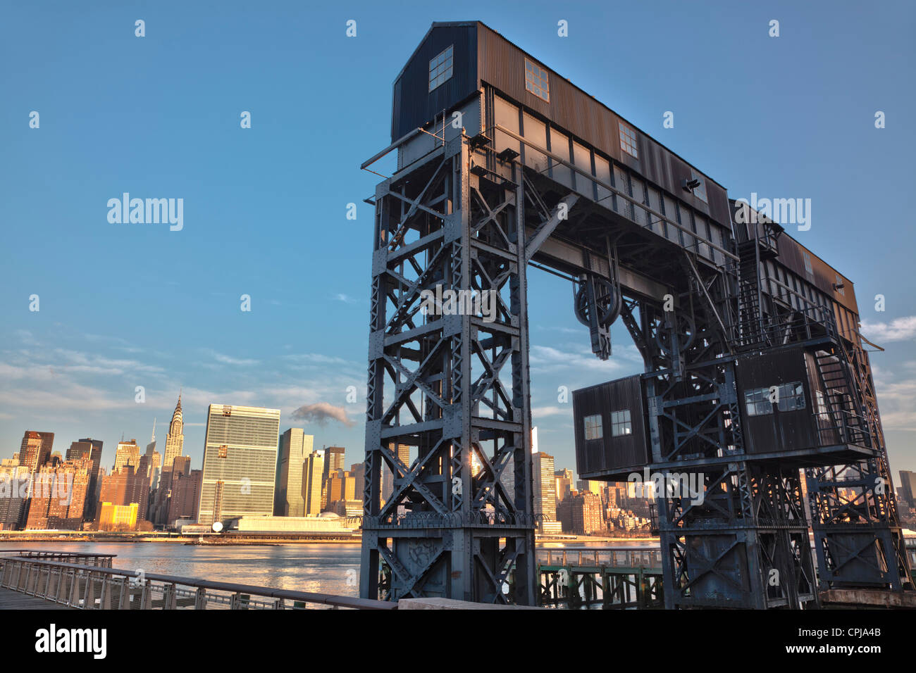 New York City skyline de Manhattan, vu de l'bras Park à Brooklyn, New York. Banque D'Images