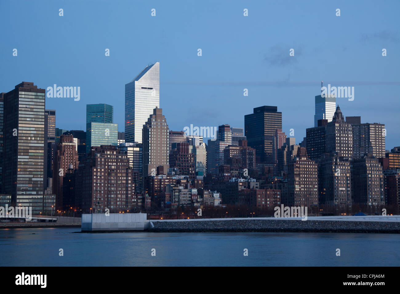 New York City skyline de Manhattan, vu de l'bras Park à Brooklyn, New York. Banque D'Images