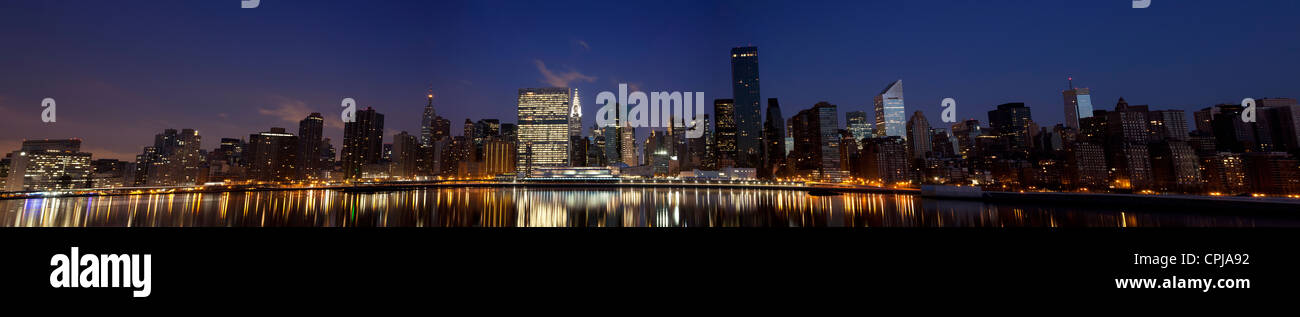 New York City skyline de Manhattan, vu de l'bras Park à Brooklyn, New York. Banque D'Images