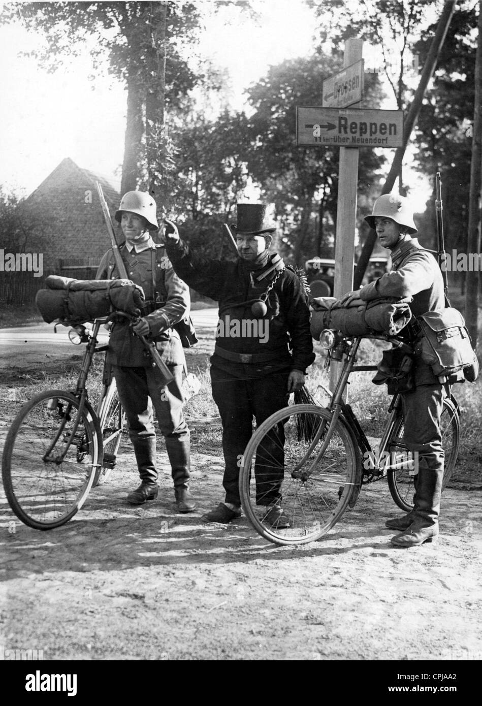 Un ramoneur montre la façon de deux soldats Banque D'Images