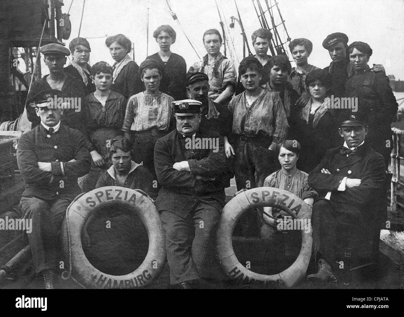 Le capitaine du navire avec son équipage, 1917 Banque D'Images